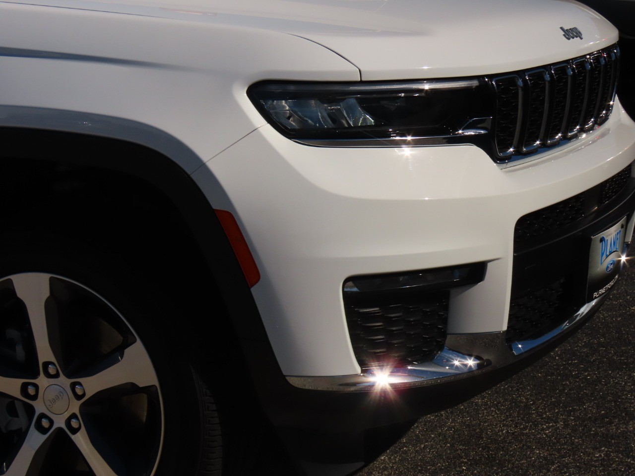2024 Jeep Grand Cherokee L Limited Bright White Clearcoat at Planet Ford