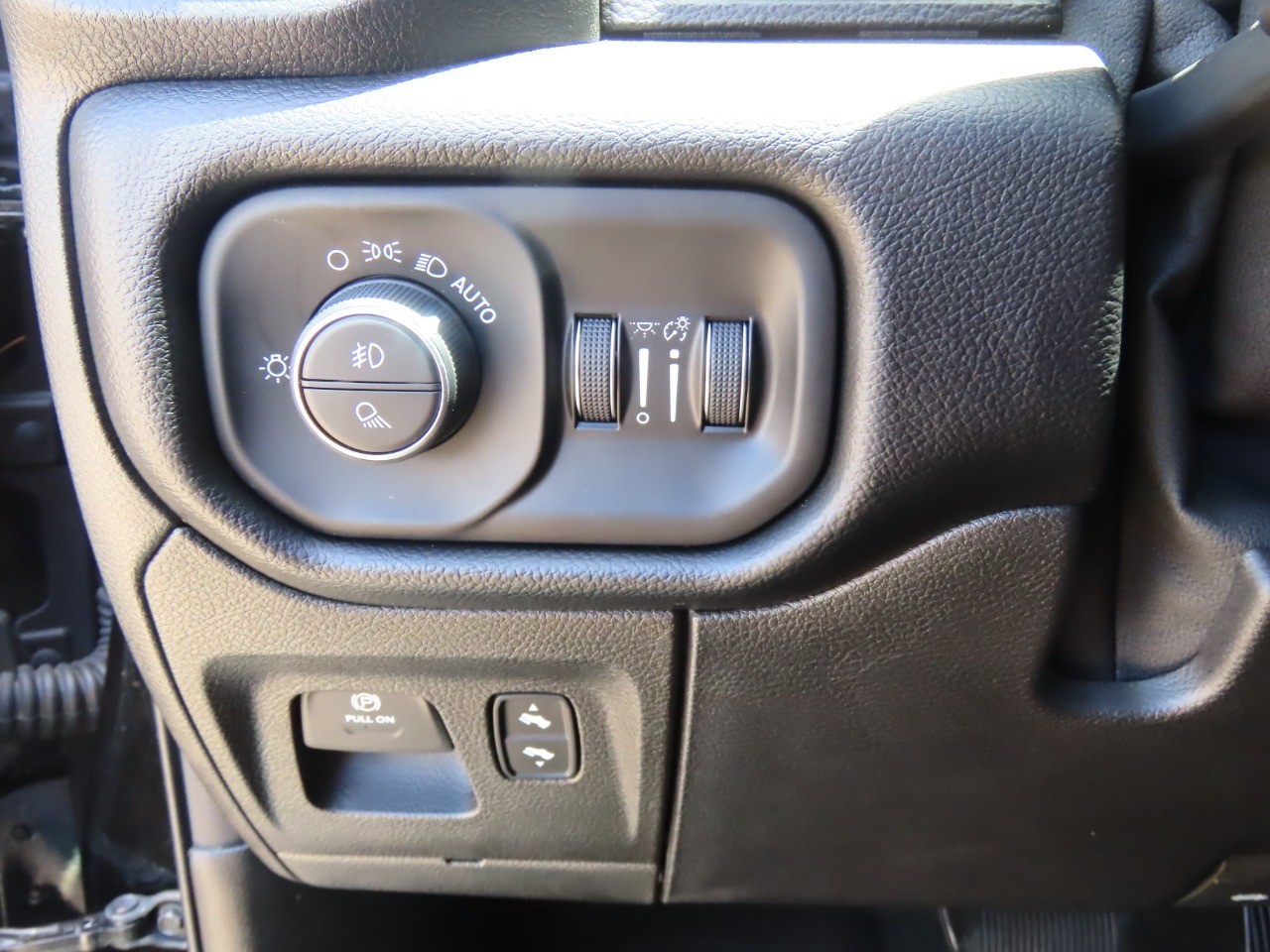 2019 RAM 1500 Laramie 4x2 Crew Cab 5'7 Box photo