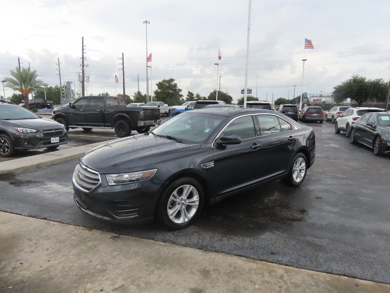 2017 Ford Taurus photo 2 of 29