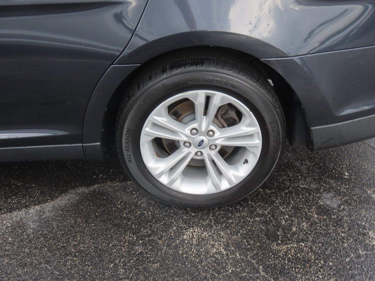 2017 Ford Taurus photo 16 of 29