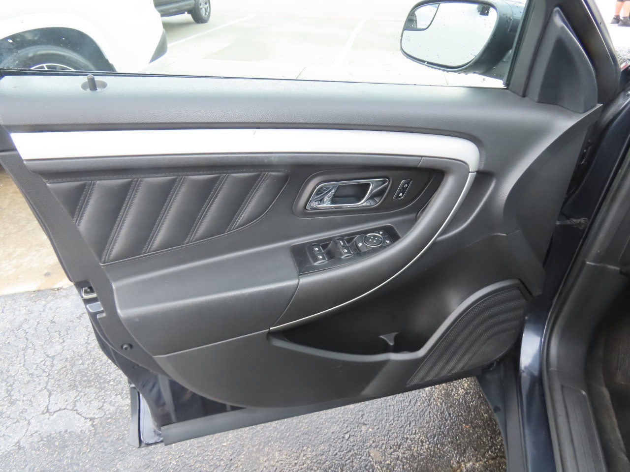 2017 Ford Taurus photo 23 of 29