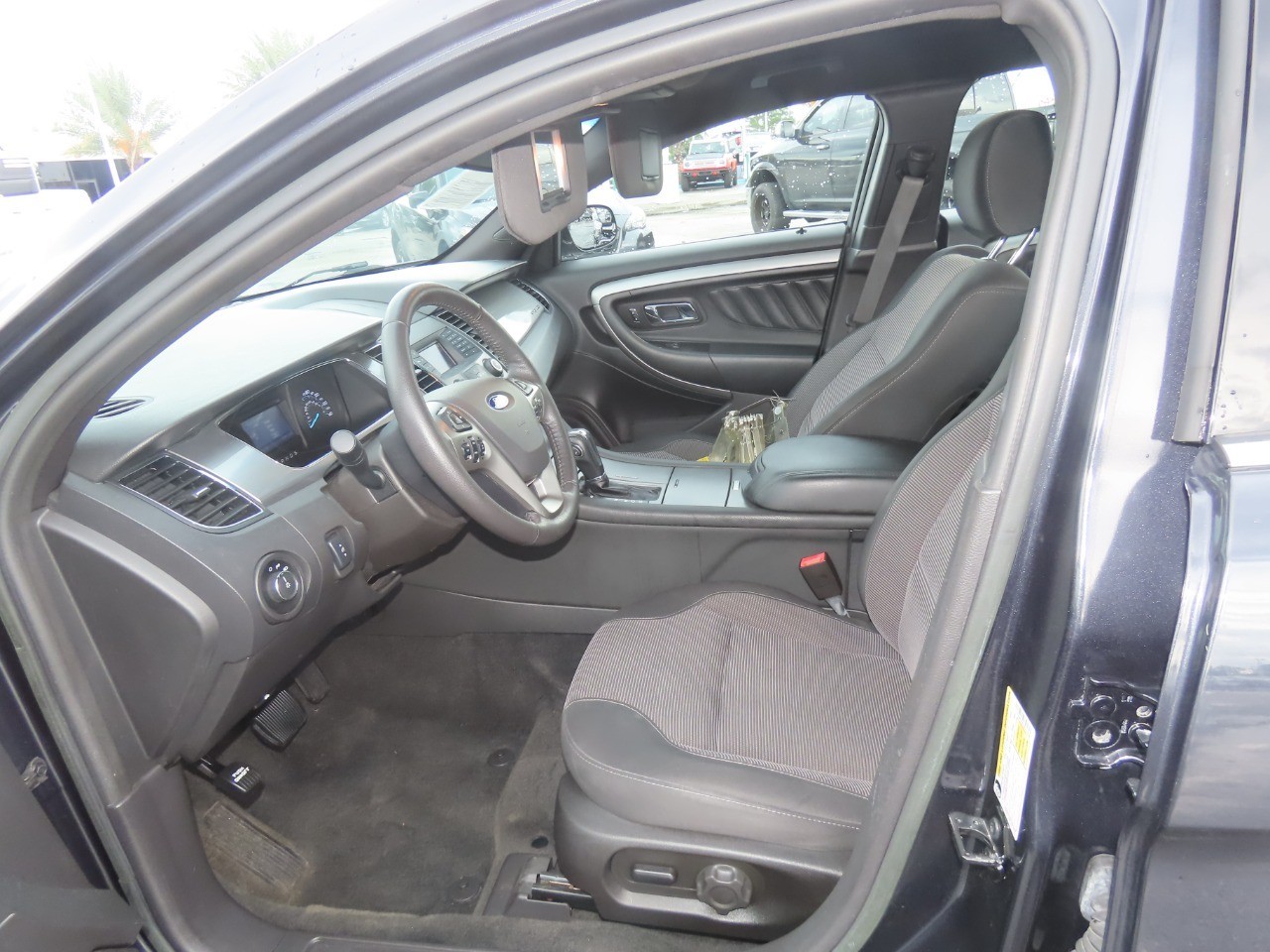 2017 Ford Taurus photo 24 of 29