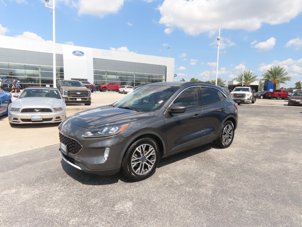 2020 Ford Escape photo 2 of 33