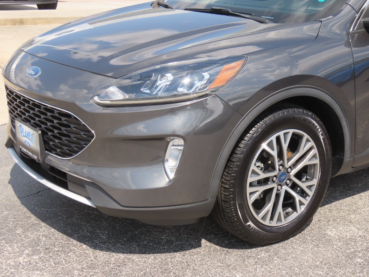2020 Ford Escape photo 3 of 33