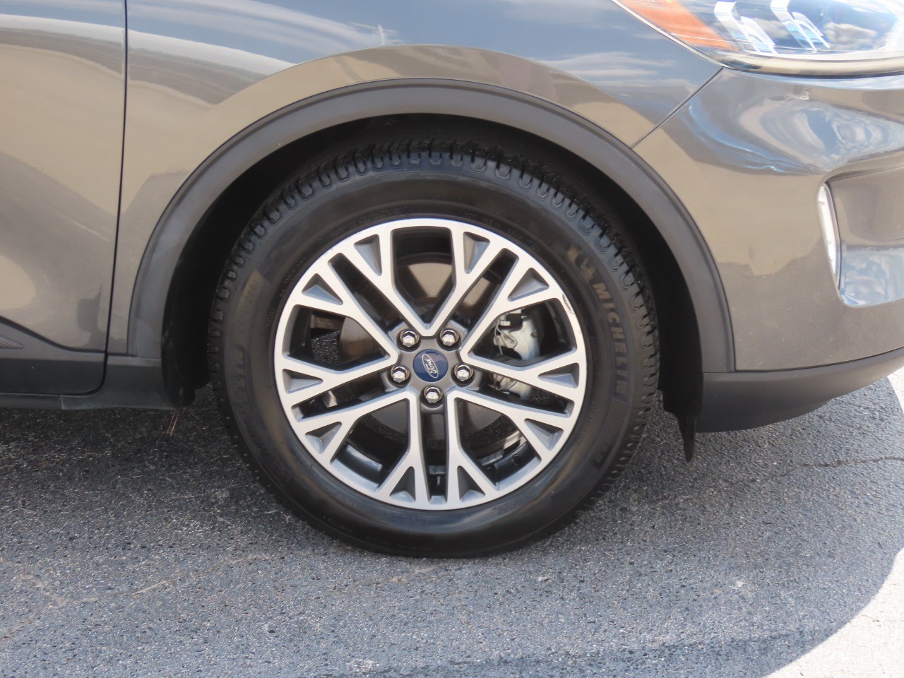 2020 Ford Escape photo 9 of 33
