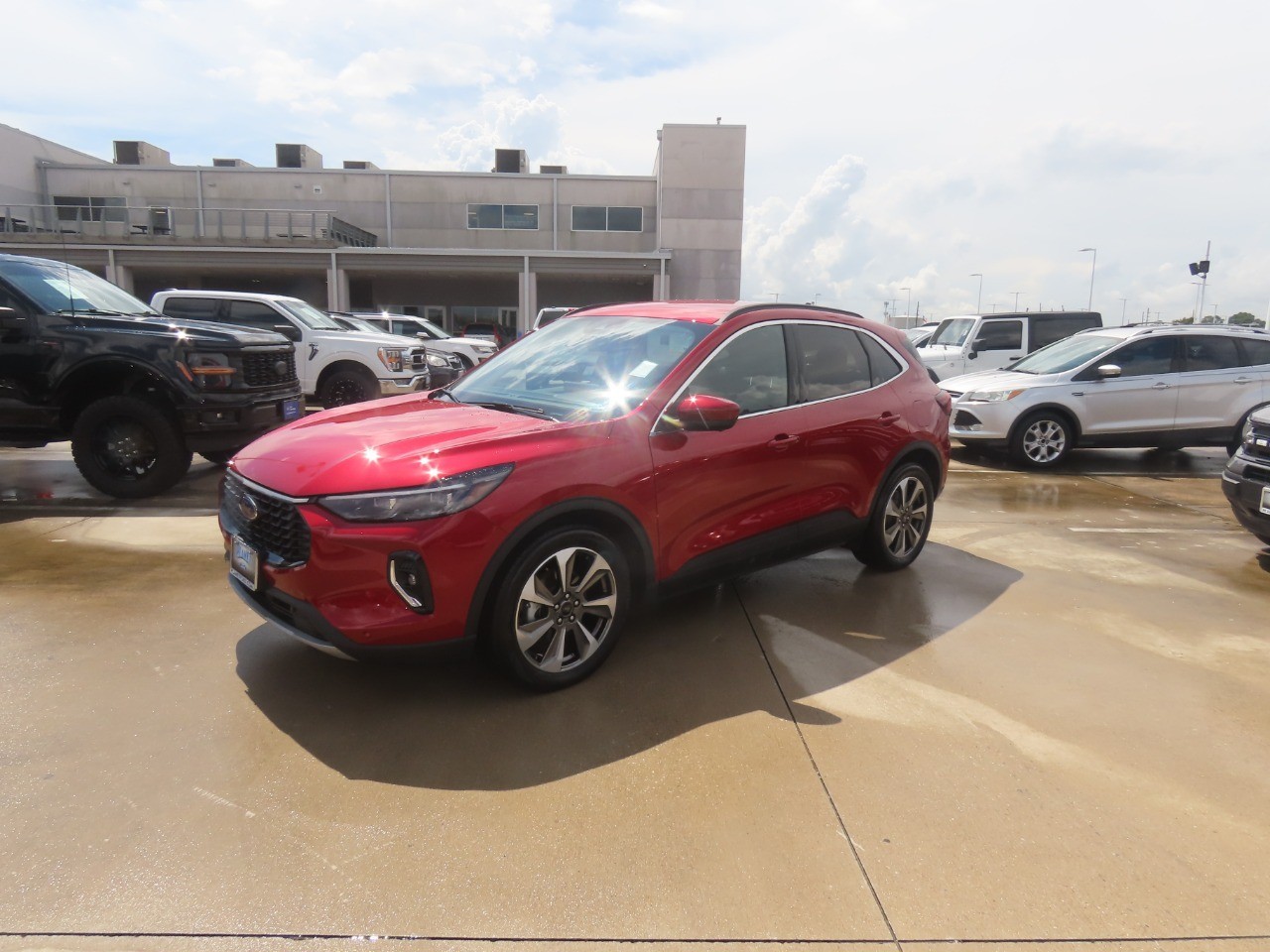 2023 Ford Escape photo 2 of 33