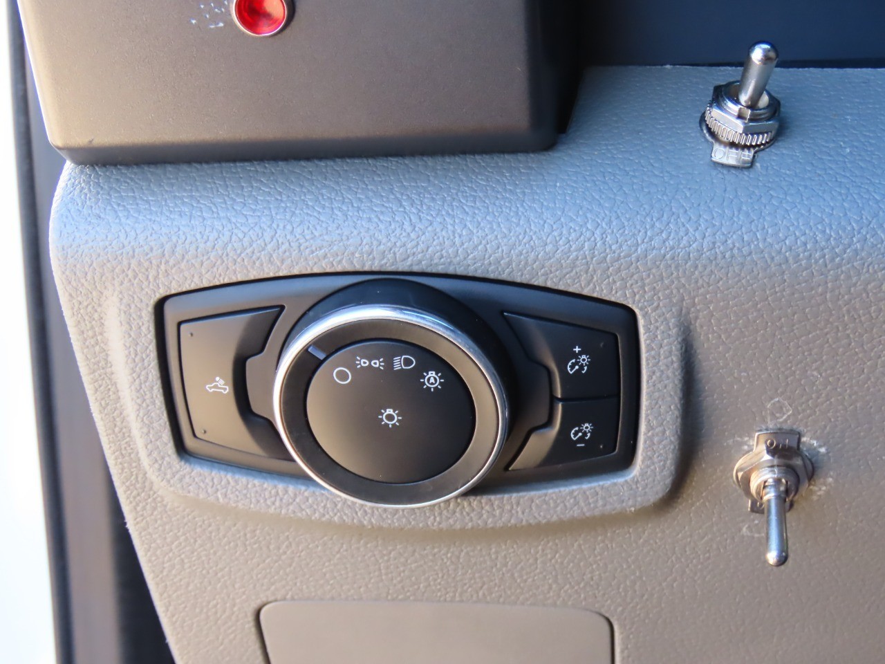 2022 Ford Super Duty F-250 SRW XLT Oxford White at Planet Ford