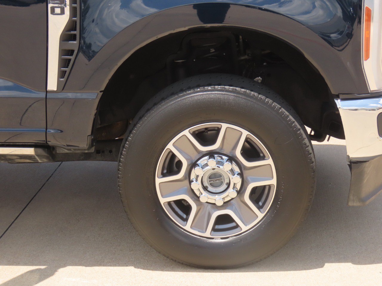 2023 Ford Super Duty F-250 SRW LARIAT - 8