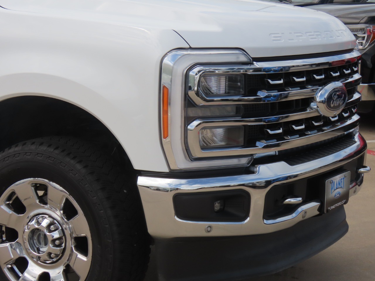 2023 Ford Super Duty F-250 SRW LARIAT Oxford White at Planet Ford