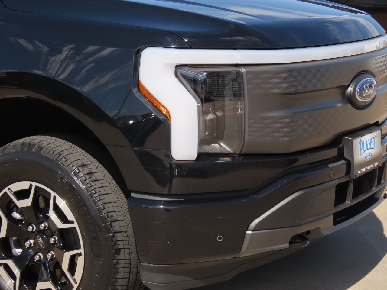 2023 Ford F-150 Lightning photo 9 of 35