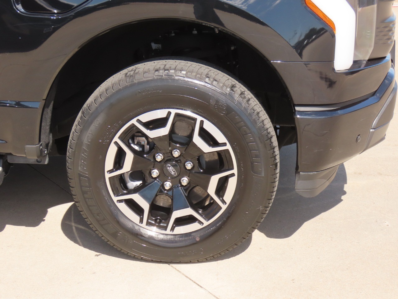 2023 Ford F-150 Lightning photo 11 of 35