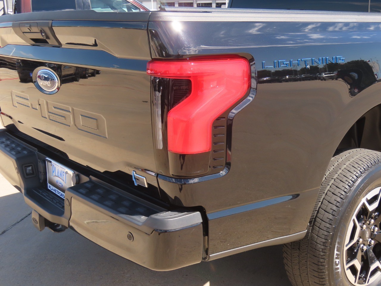 2023 Ford F-150 Lightning photo 14 of 35