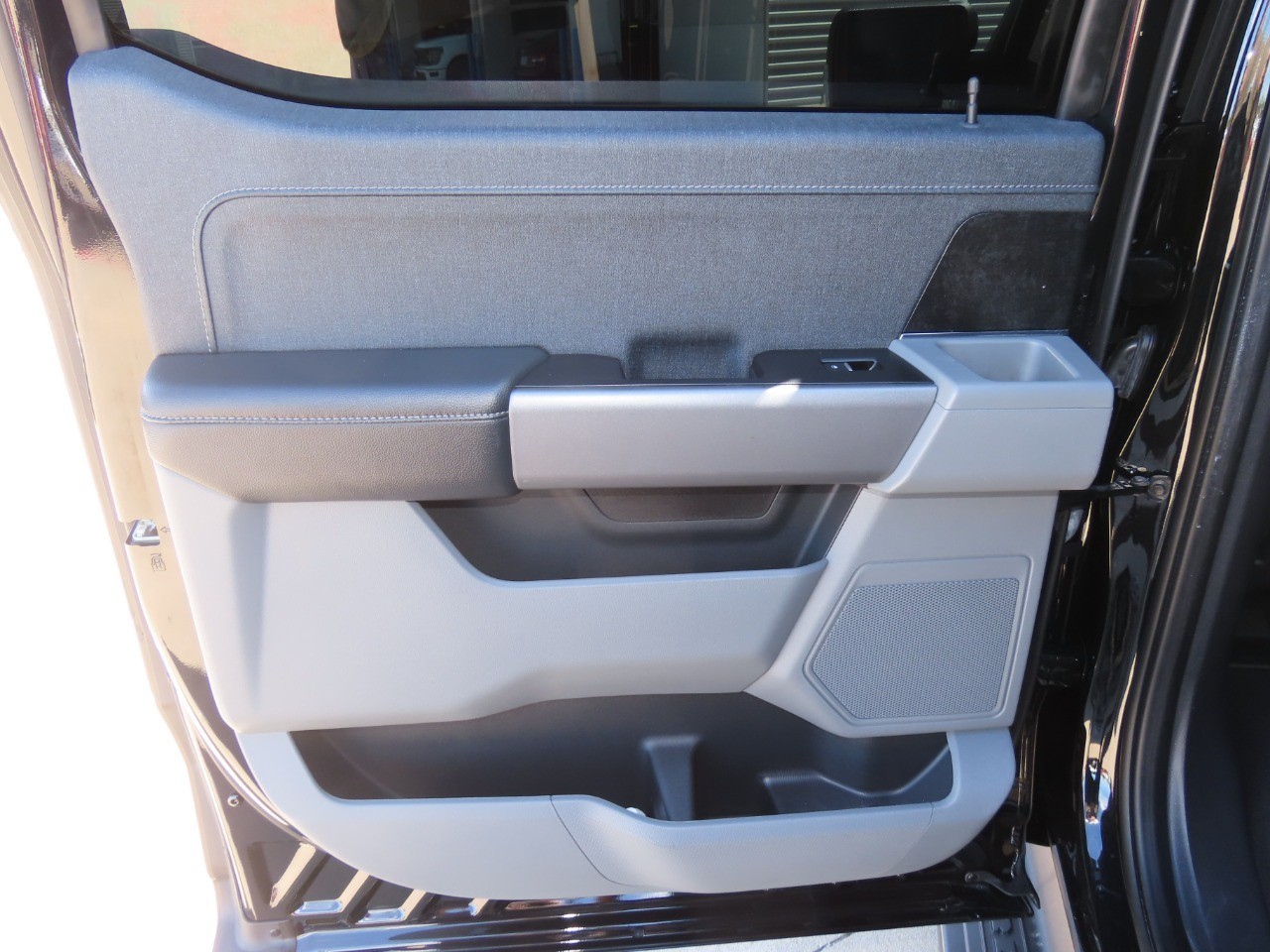 2023 Ford F-150 Lightning photo 22 of 35