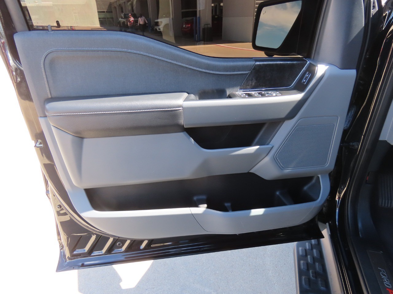 2023 Ford F-150 Lightning photo 27 of 35