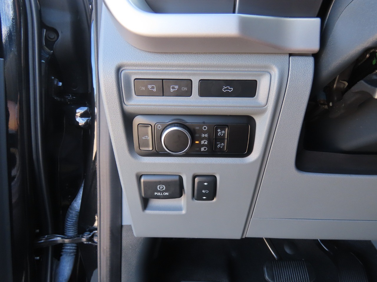 2023 Ford F-150 Lightning photo 29 of 35