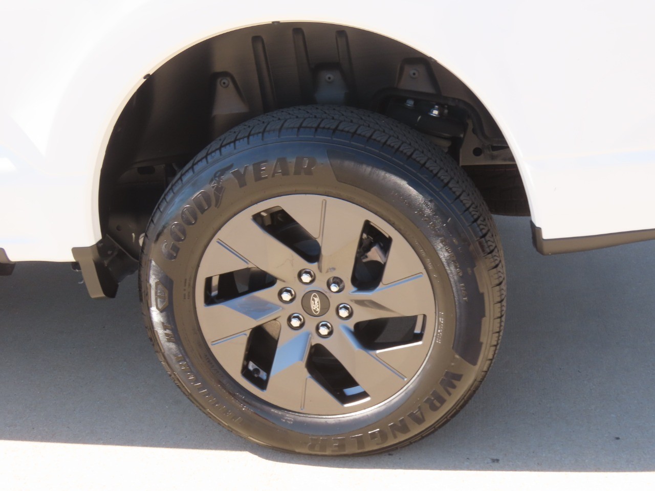 2024 Ford F-150 Lightning photo 18 of 34