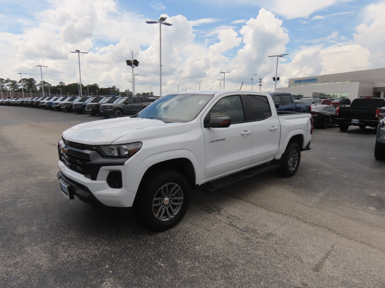 2024 Chevrolet Colorado photo 2 of 32