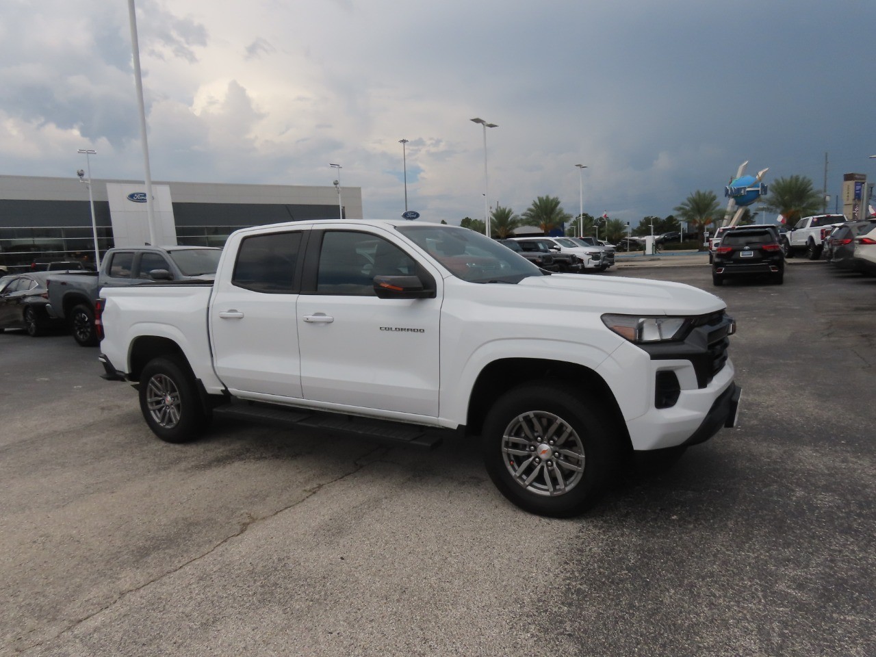 2024 Chevrolet Colorado photo 7 of 32