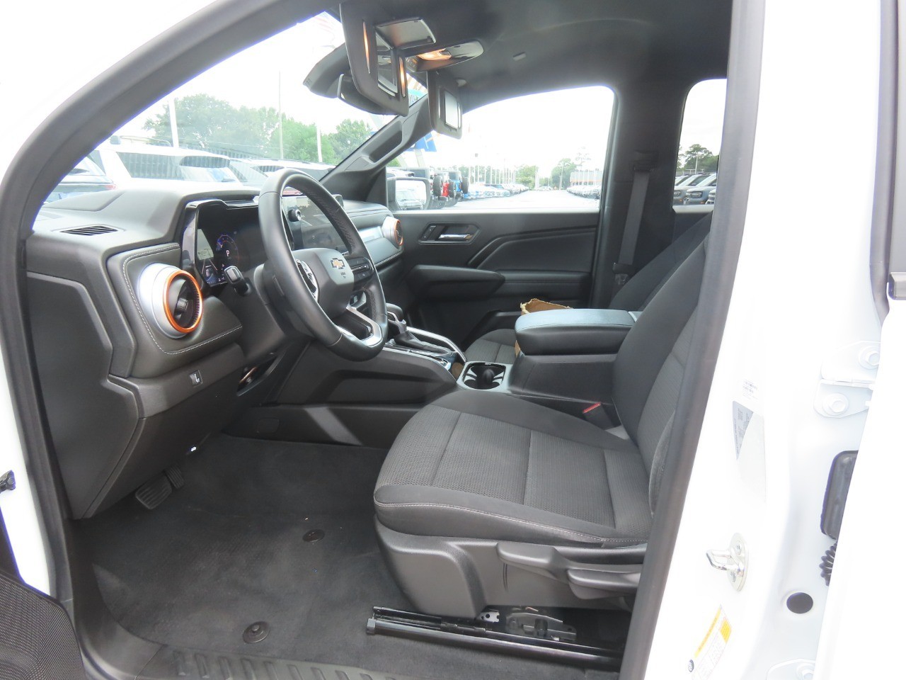 2024 Chevrolet Colorado photo 25 of 32
