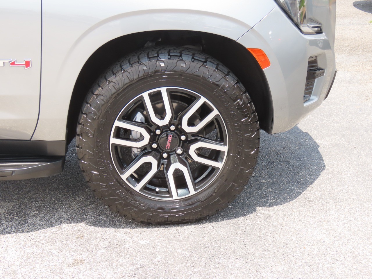 2024 GMC Yukon AT4 - 8