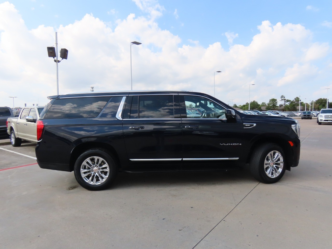 2023 GMC Yukon XL SLT - 9