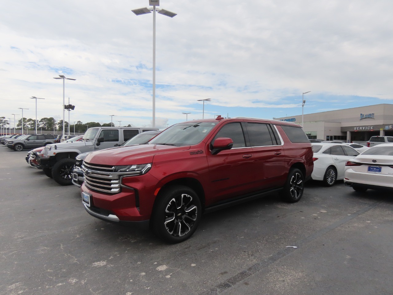 2022 Chevrolet Suburban photo 2 of 29