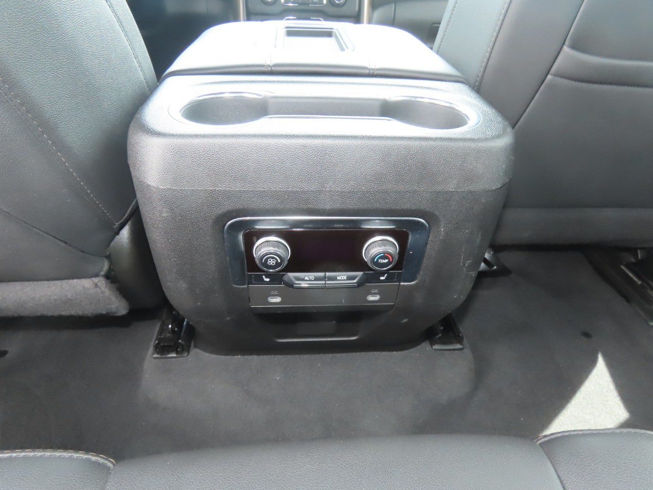 2022 Chevrolet Suburban photo 20 of 29