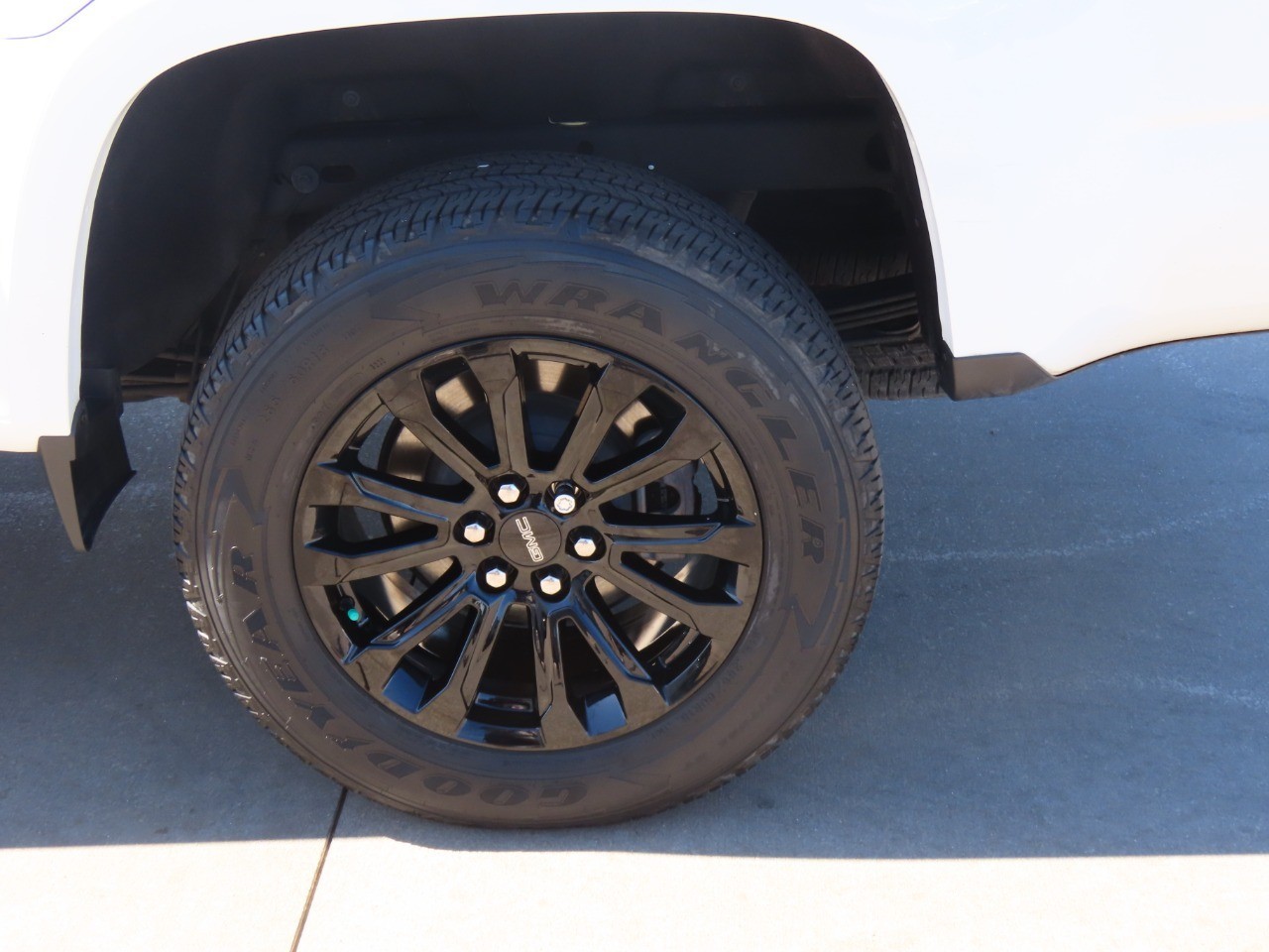 used 2022 GMC Canyon car, priced at $25,999