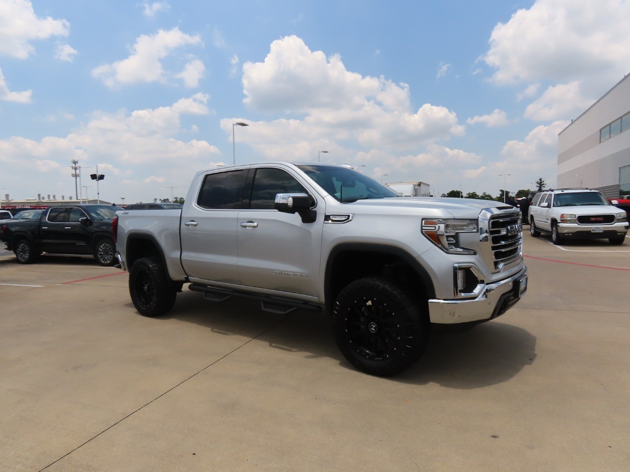 2019 GMC Sierra 1500 4WD Crew Cab 147 SLT photo