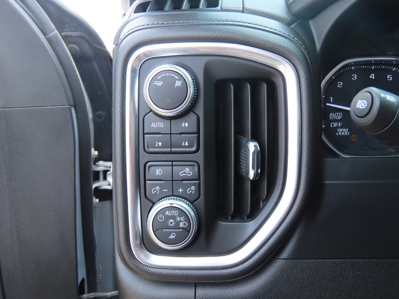 2019 GMC Sierra 1500 4WD Crew Cab 147 SLT photo