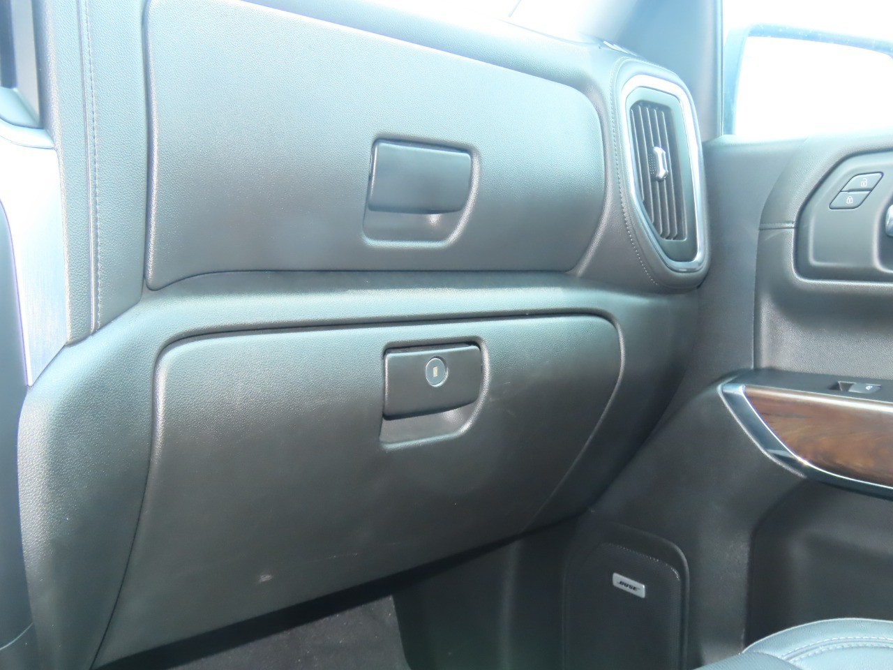 2019 GMC Sierra 1500 4WD Crew Cab 147 SLT photo