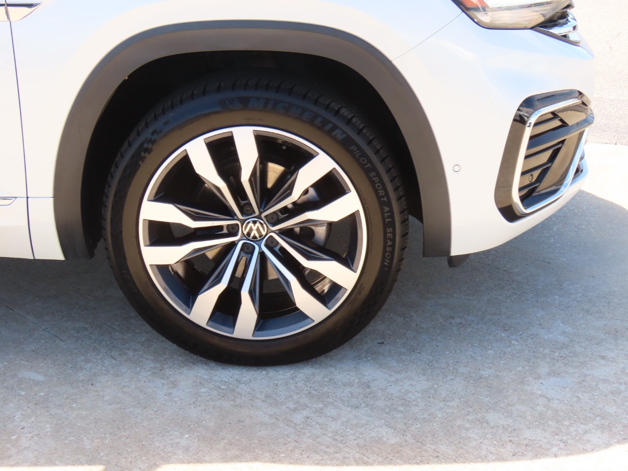 2023 Volkswagen Atlas Cross Sport 3.6L V6 SEL Premium R-Line - 8