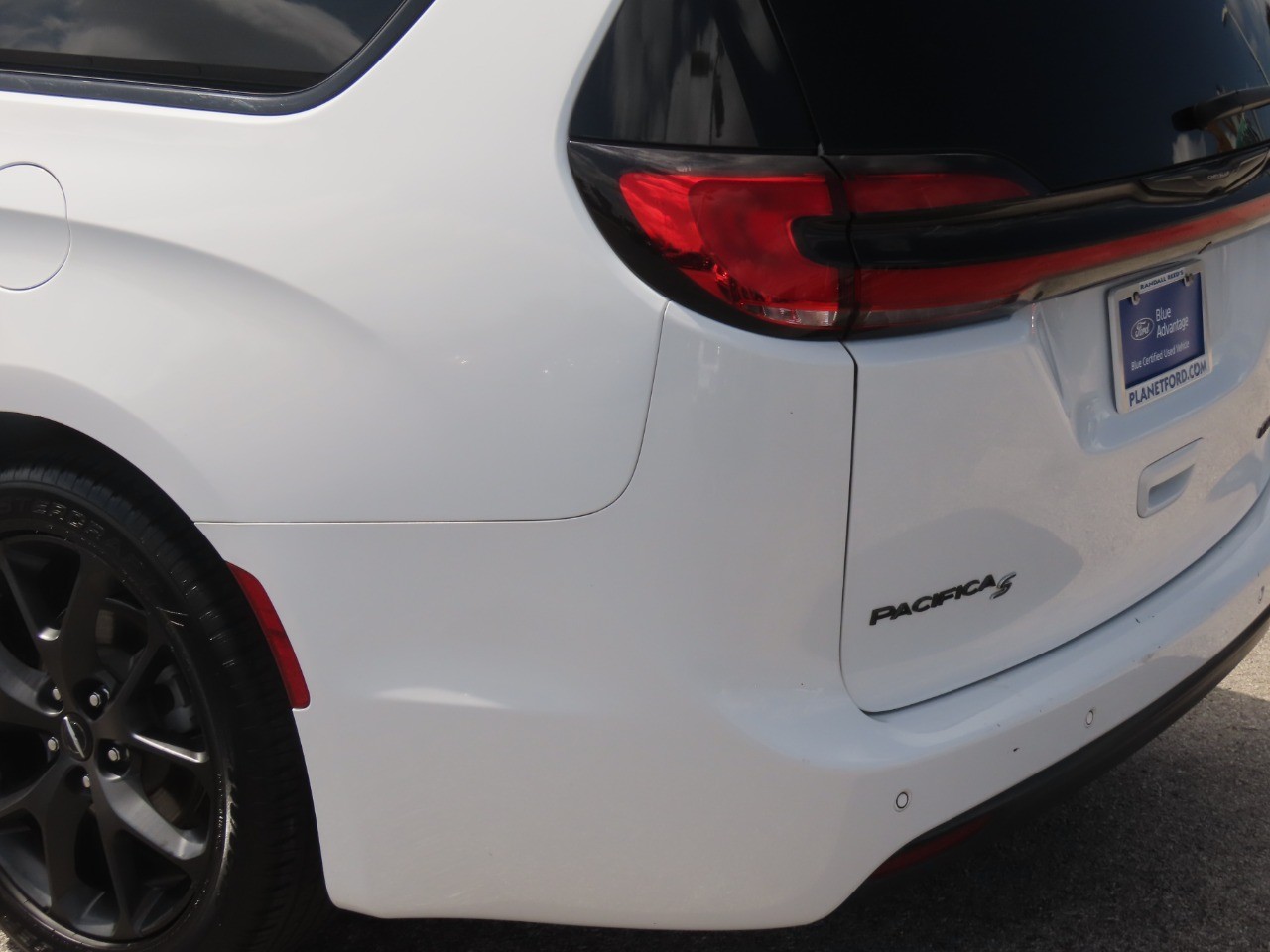 2025 Chrysler Pacifica Limited Bright White Clearcoat at Planet Ford