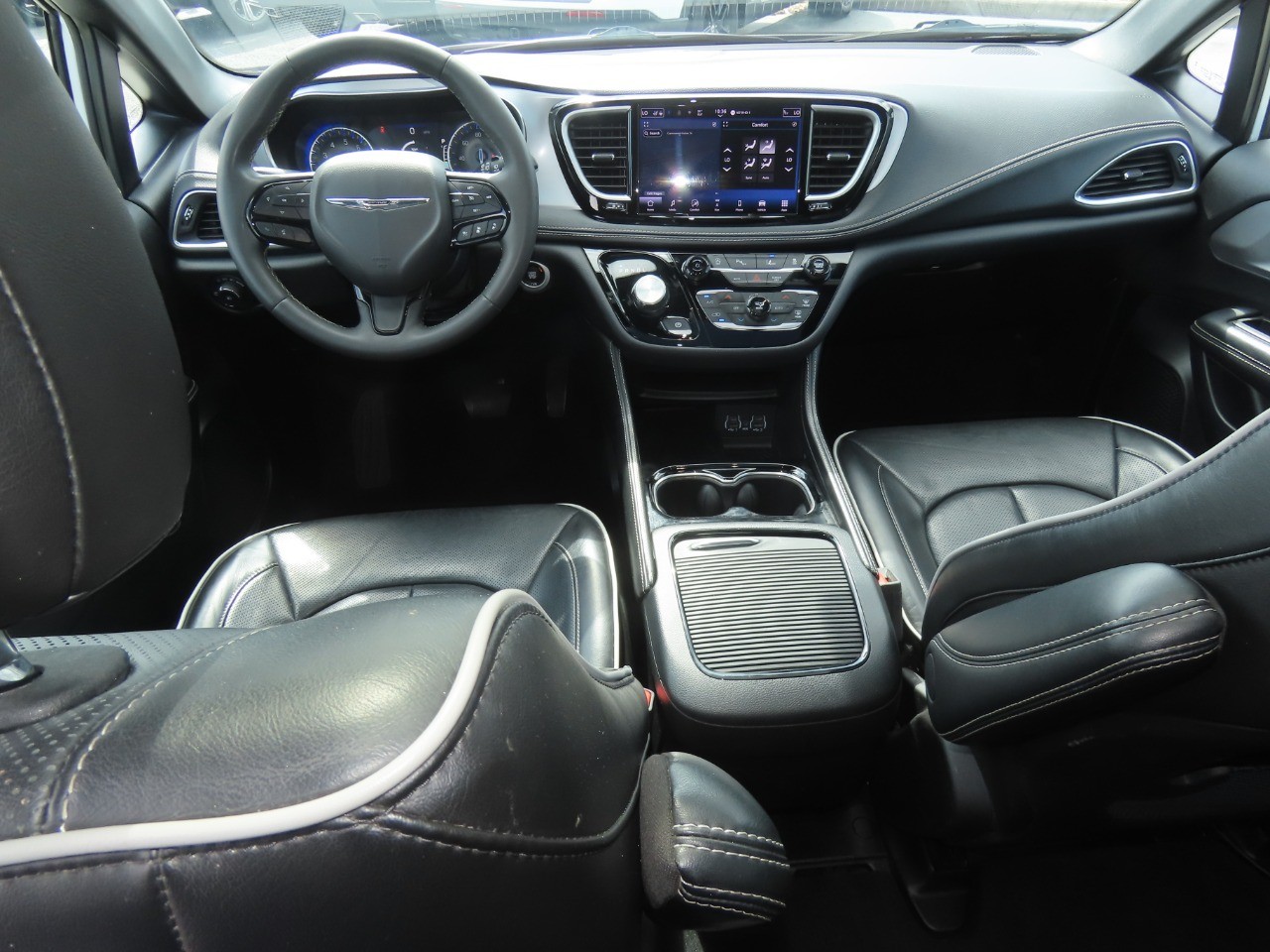 2025 Chrysler Pacifica Limited Bright White Clearcoat at Planet Ford