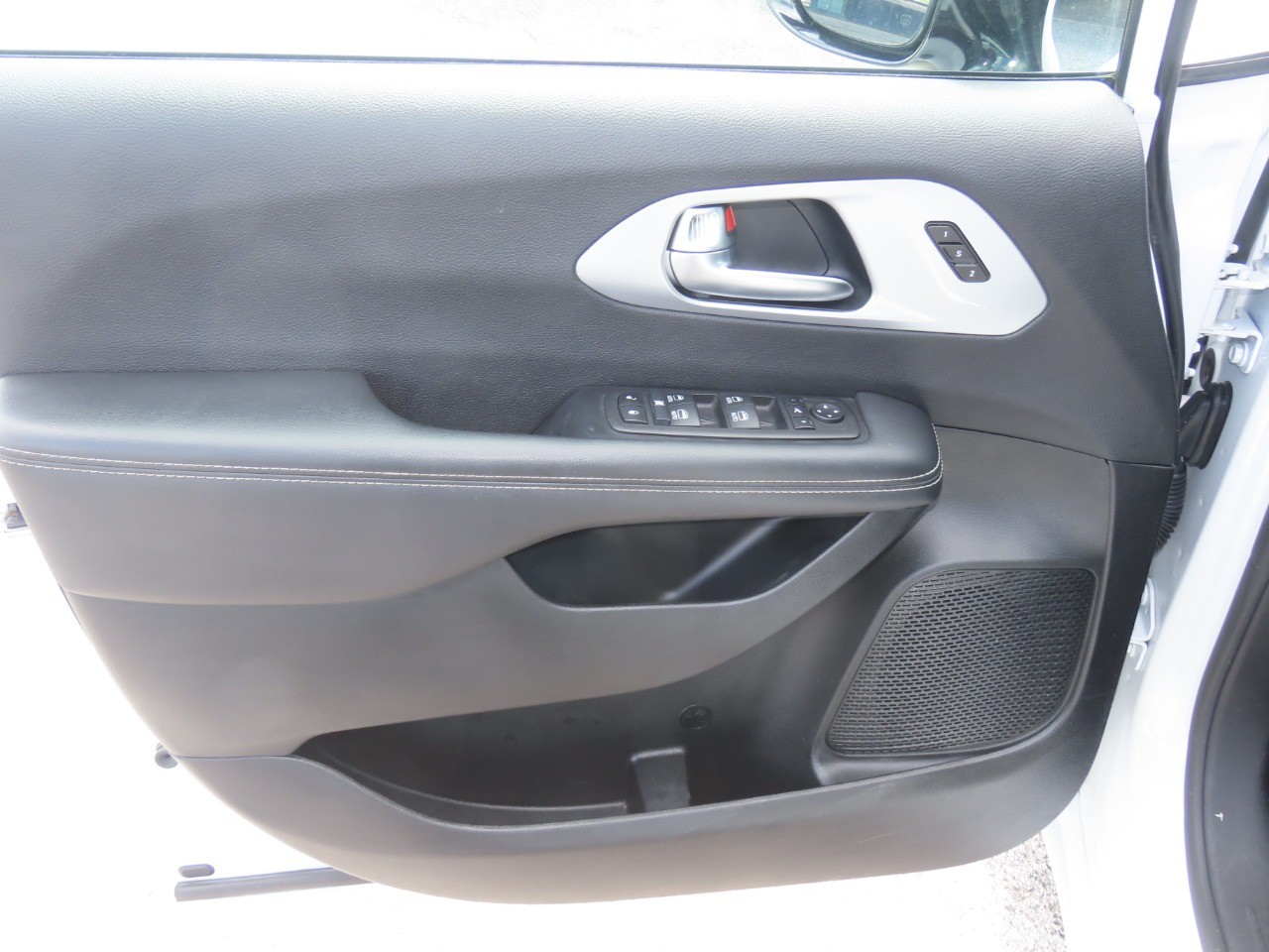 2025 Chrysler Pacifica Limited Bright White Clearcoat at Planet Ford