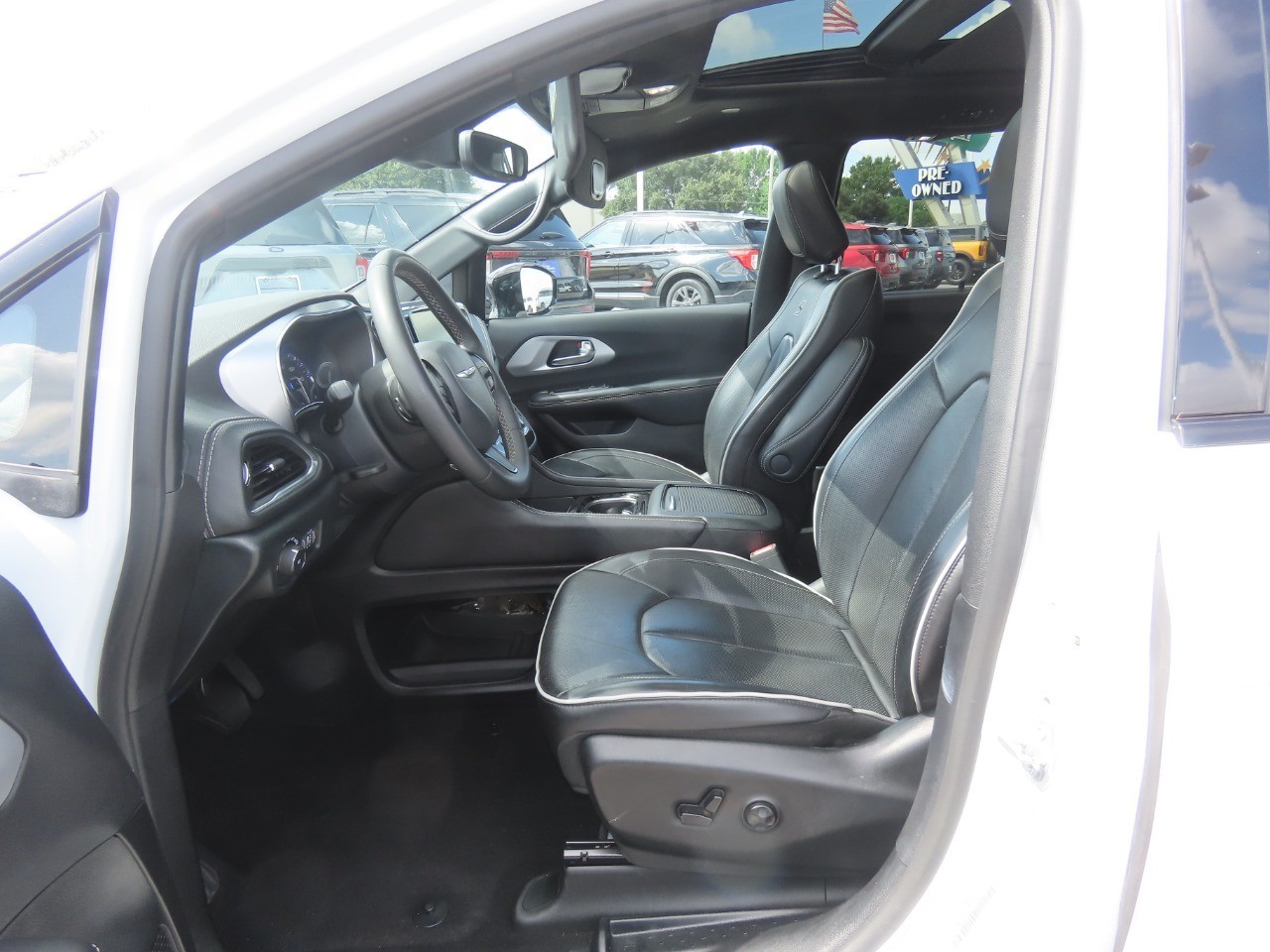 2025 Chrysler Pacifica Limited Bright White Clearcoat at Planet Ford