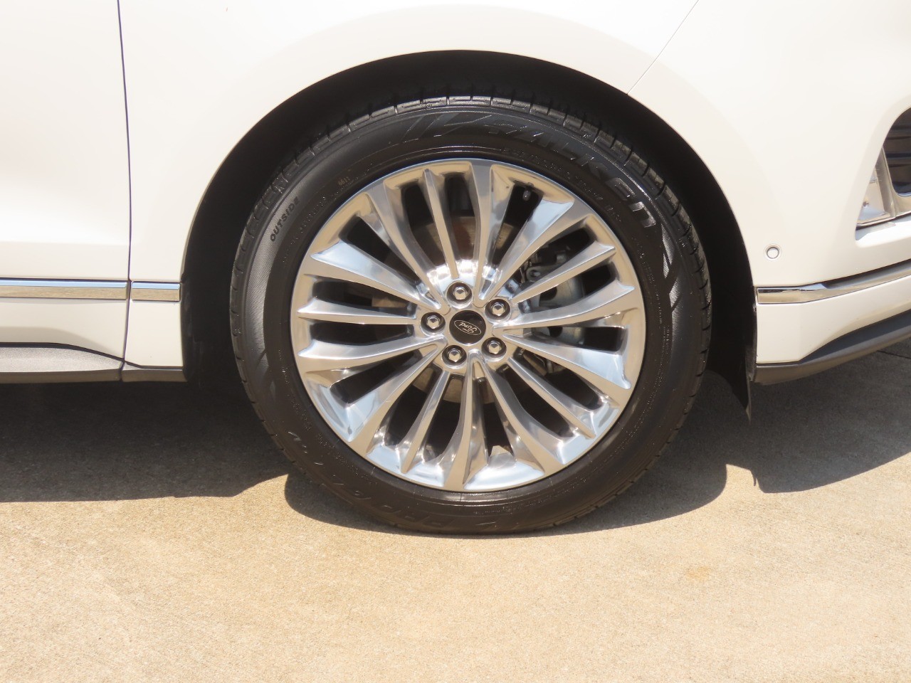 2020 Ford Edge photo 9 of 33