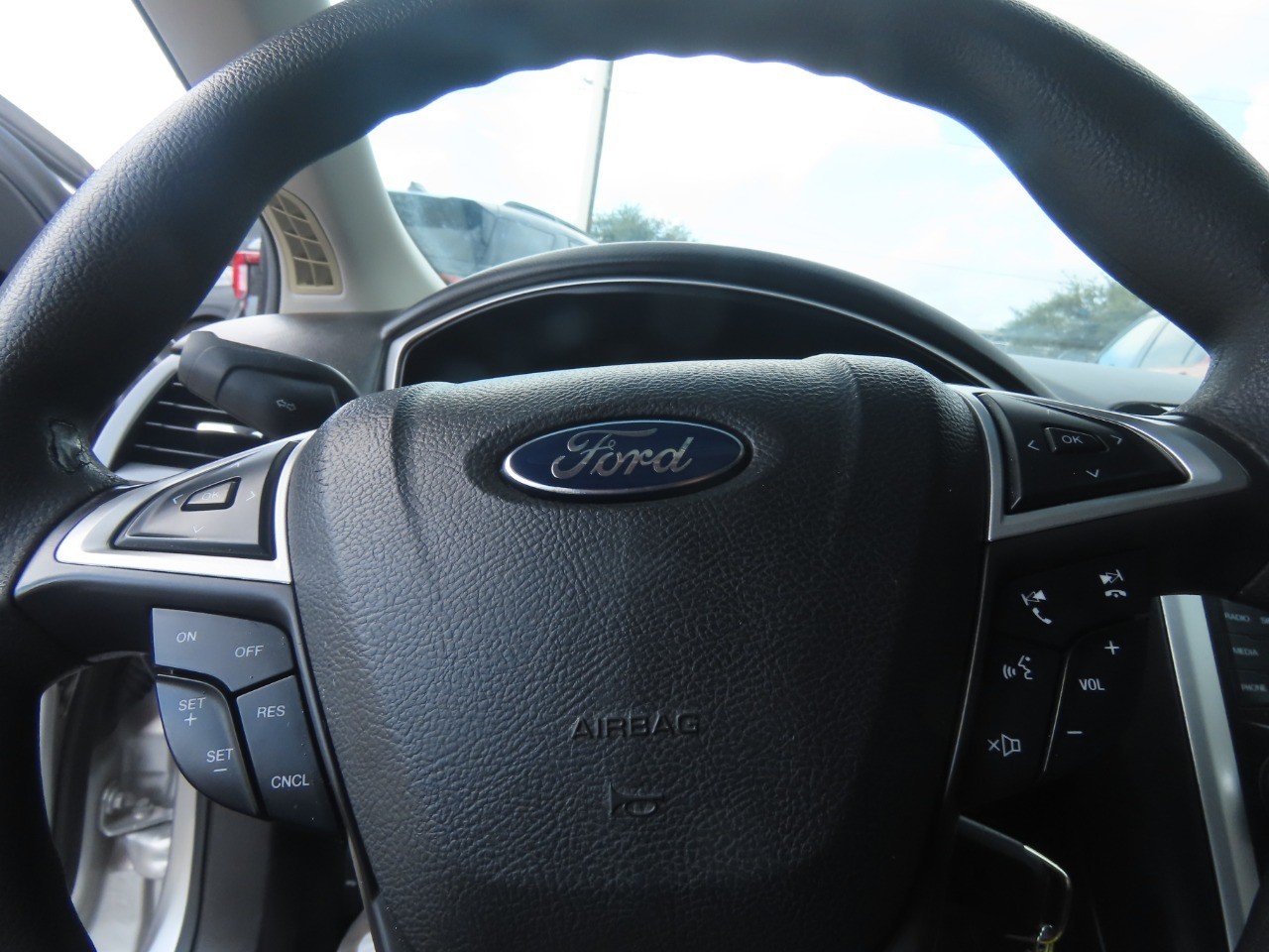 2014 Ford Fusion photo 27 of 30