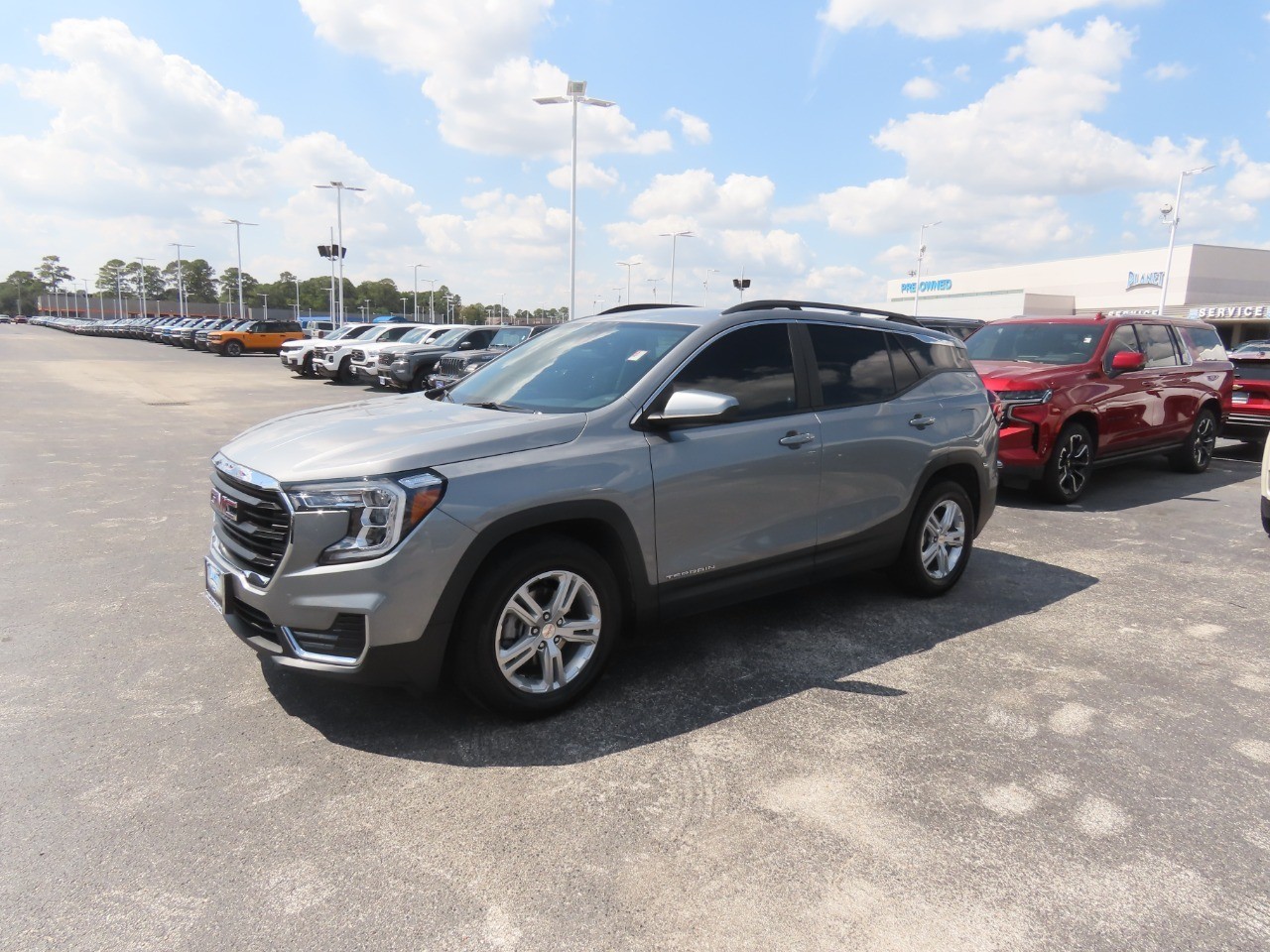 2024 GMC Terrain photo 2 of 33