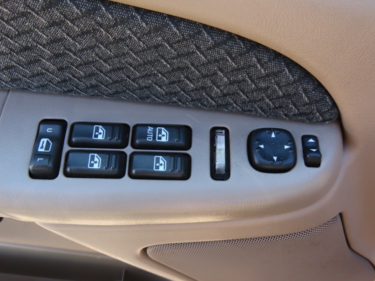 used 2002 Chevrolet Avalanche car, priced at $8,999