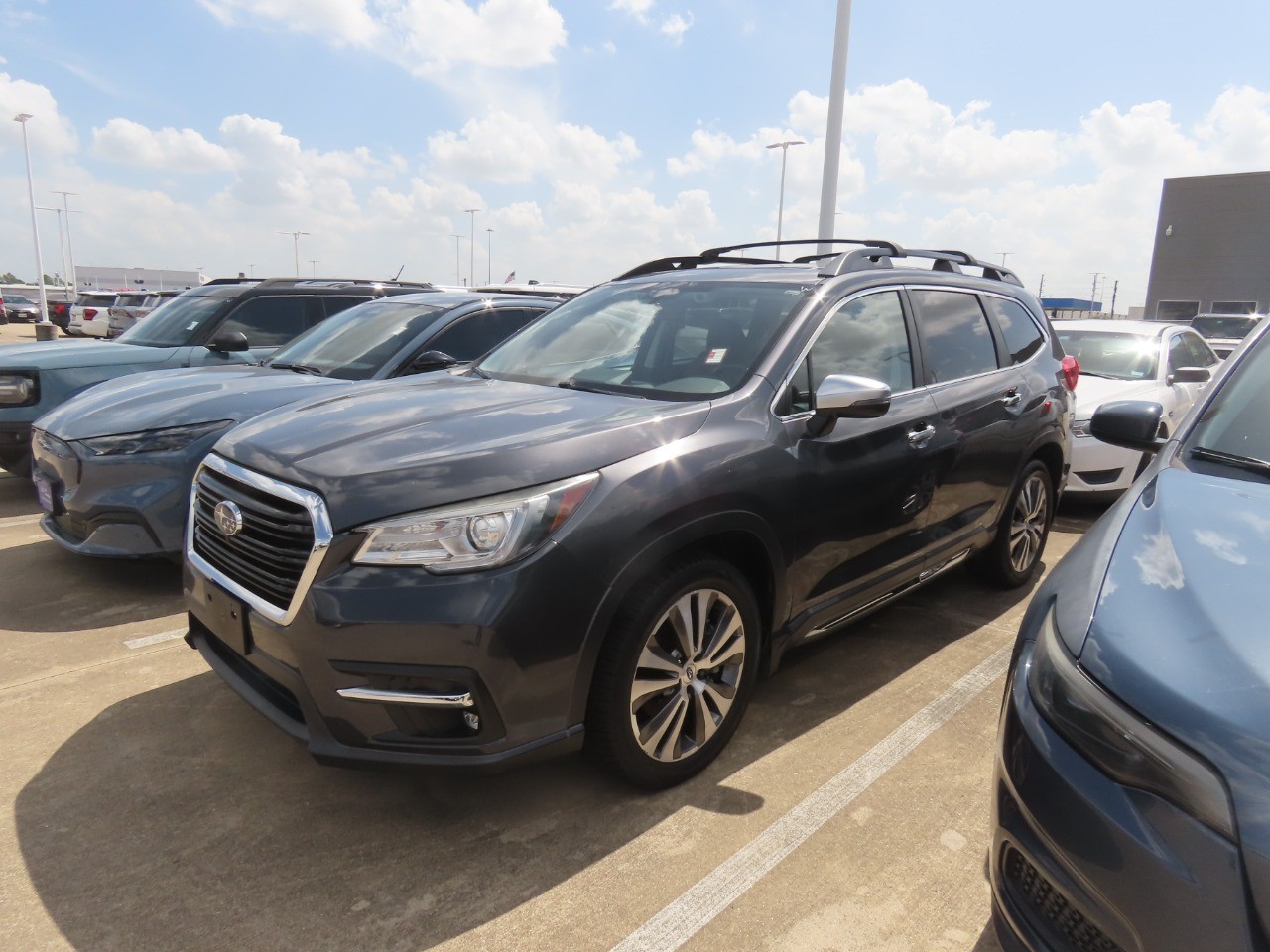 2019 Subaru Ascent photo 2 of 21