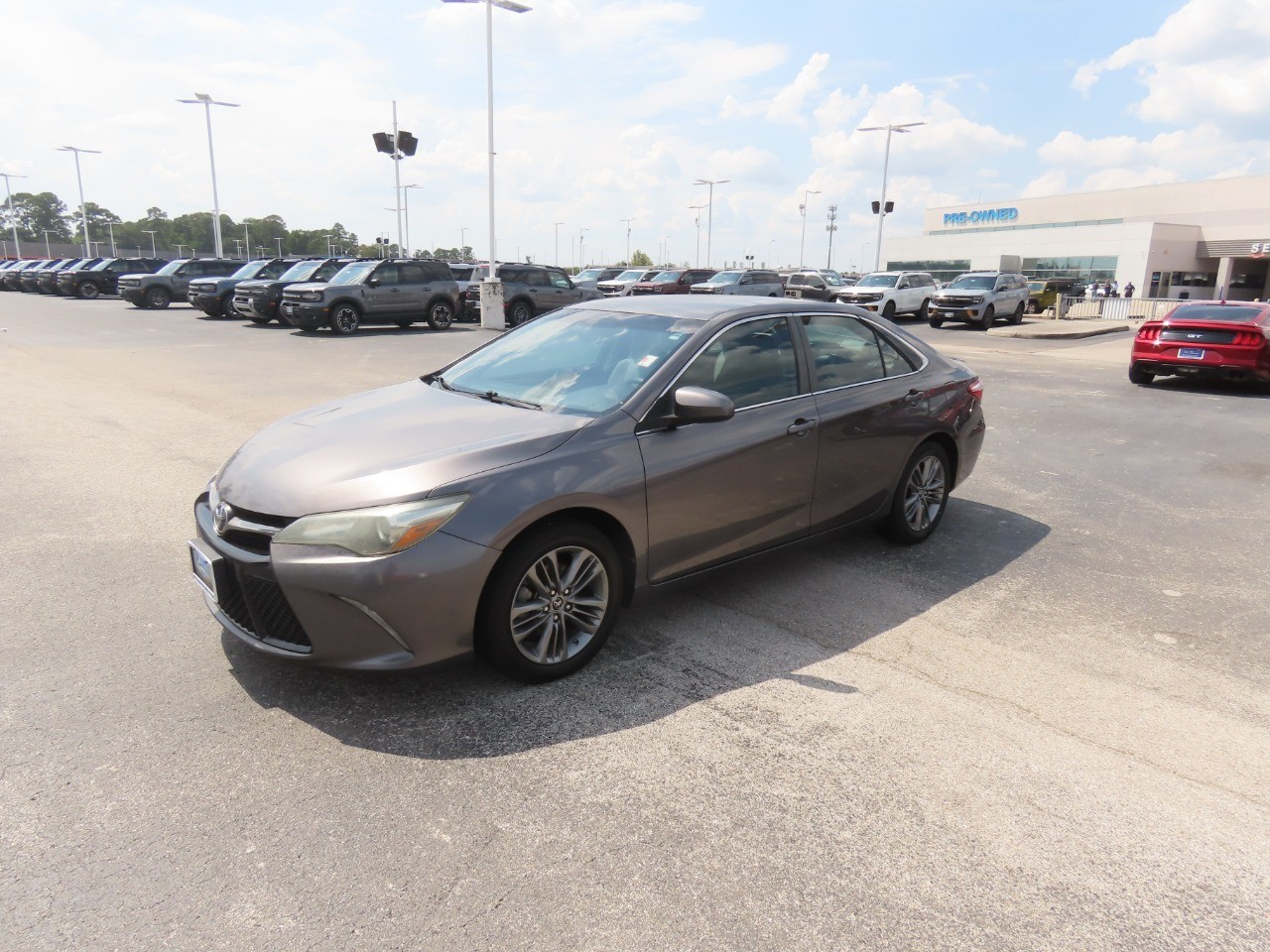 2016 Toyota Camry photo 2 of 30