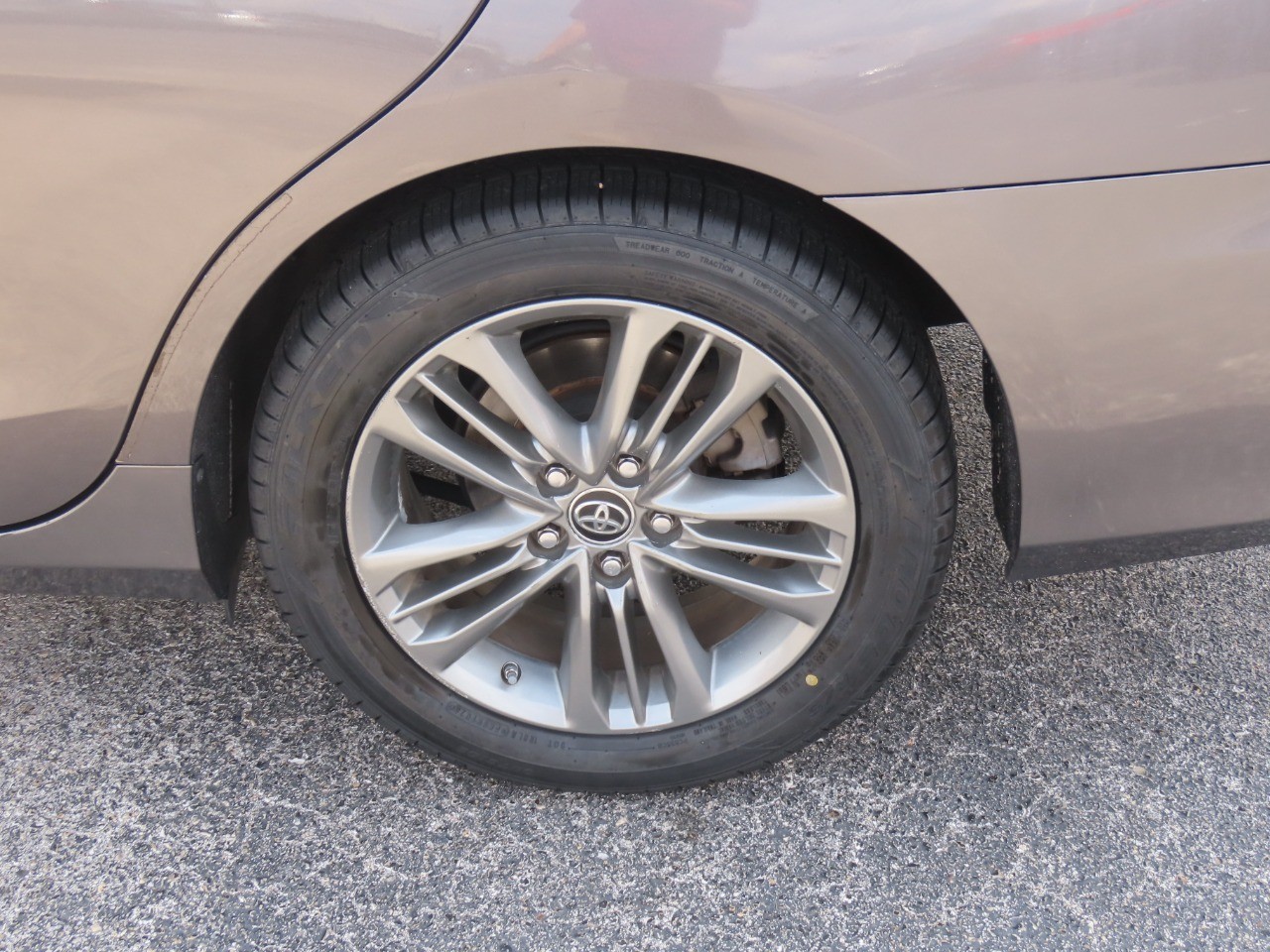 2016 Toyota Camry photo 16 of 30