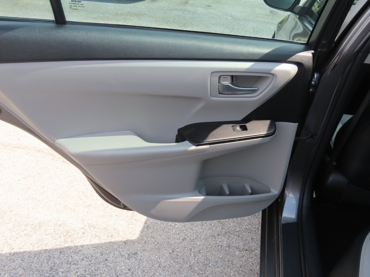 2016 Toyota Camry photo 18 of 30