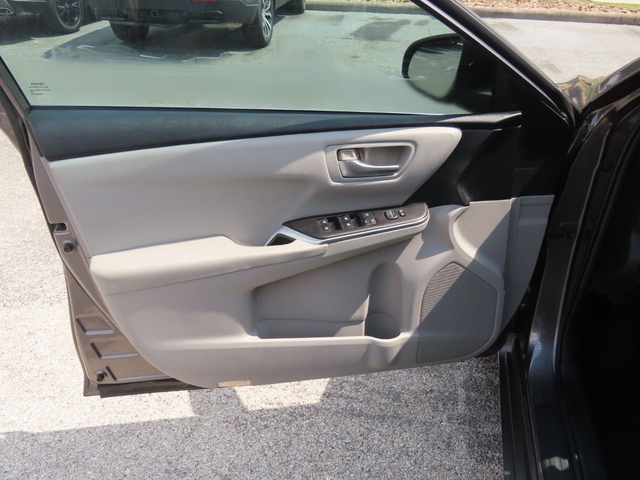 2016 Toyota Camry photo 23 of 30