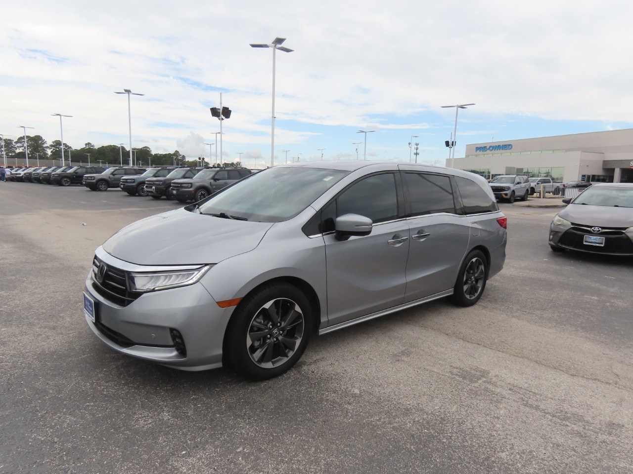 2023 Honda Odyssey photo 2 of 32