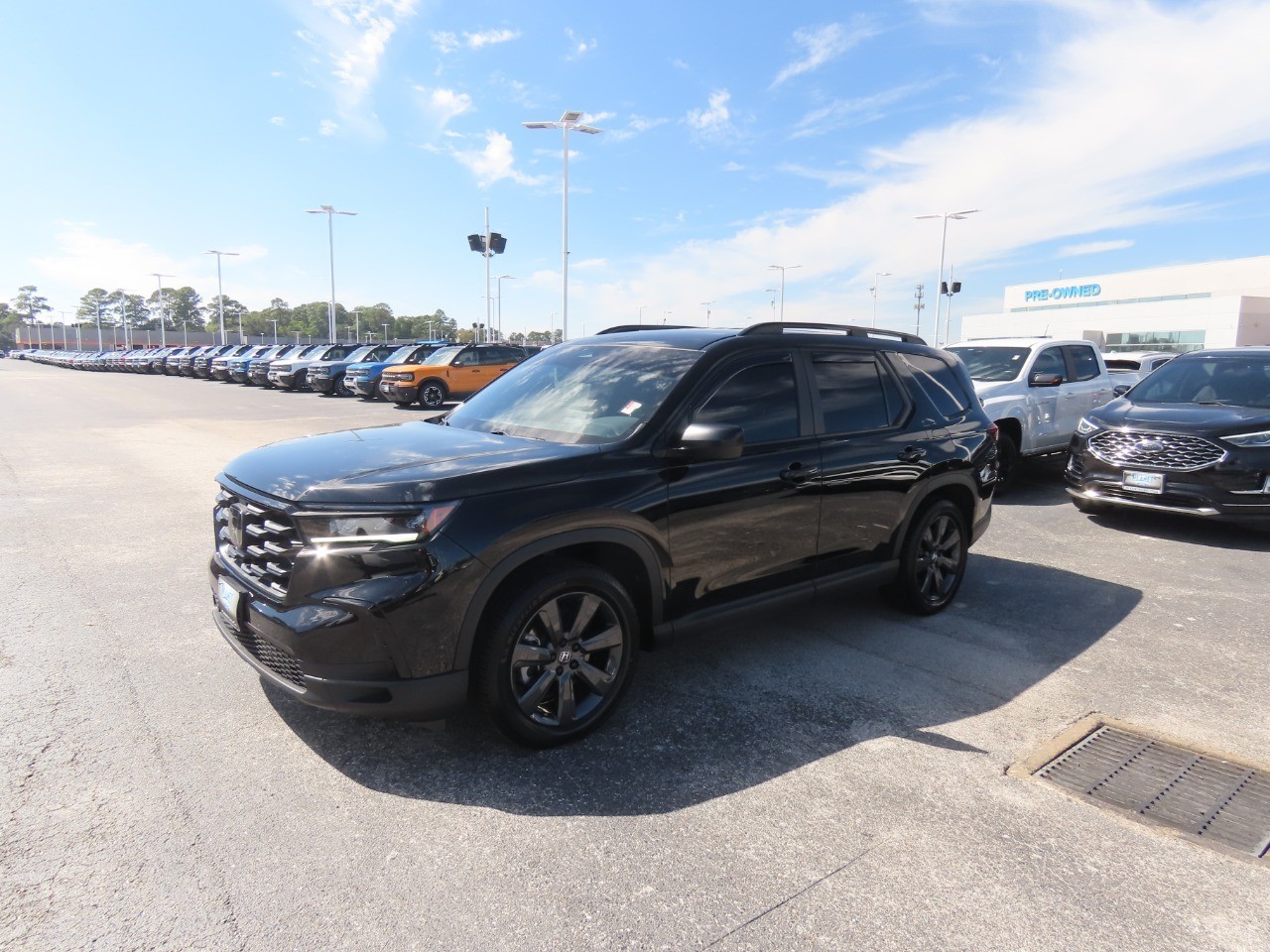 2023 Honda Pilot photo 2 of 33