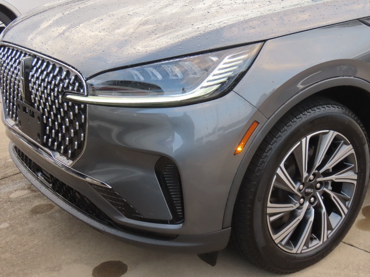 2025 Lincoln Aviator photo 2 of 34