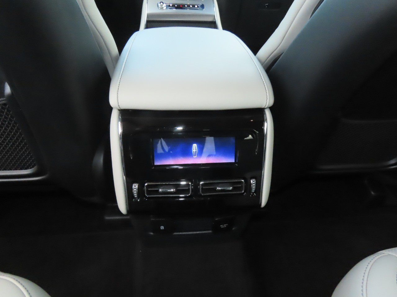 2025 Lincoln Aviator photo 23 of 34
