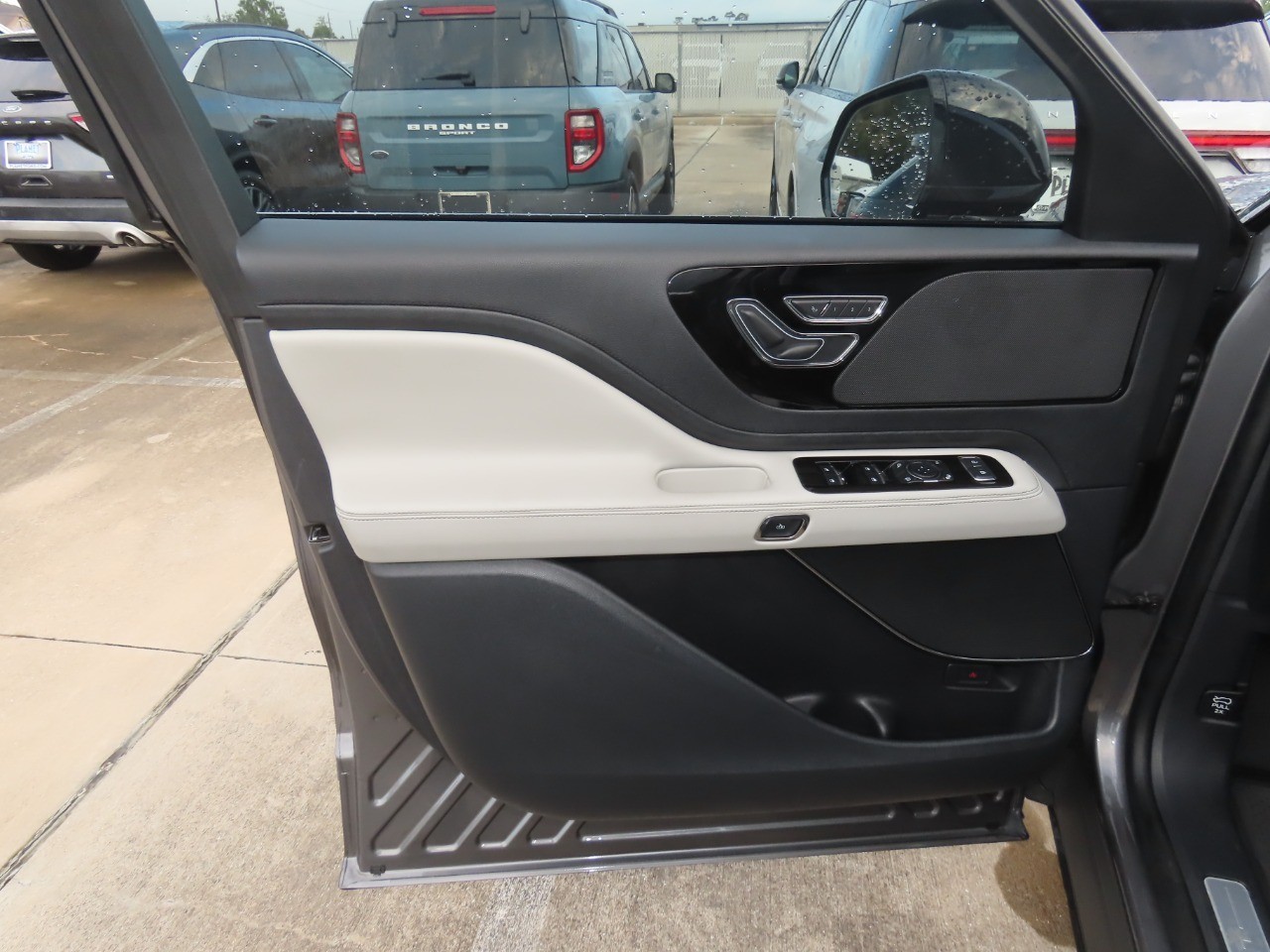 2025 Lincoln Aviator photo 26 of 34